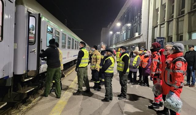 Ukrayna’daki kanser hastası çocuklar ameliyathaneli trenle Polonya’ya geldi