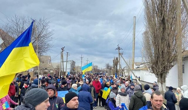 Ukraynalılar, Herson’da Rus ordusunu protesto etti