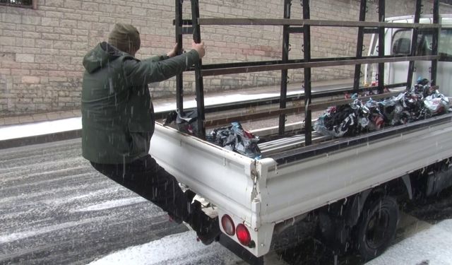 Üsküdar’da yolda kalan sürücülerin yardımına gazeteciler yetişti