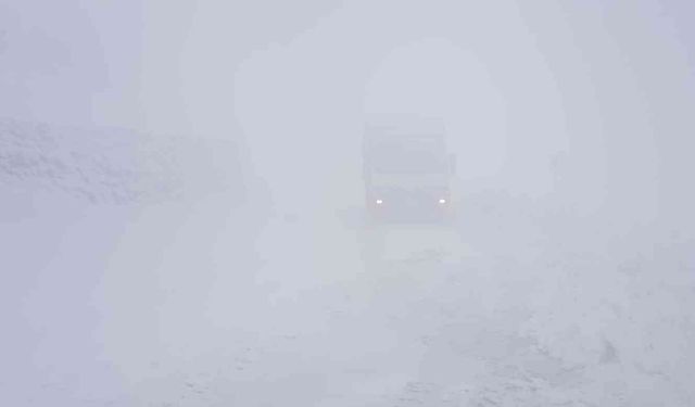 Yoğun kar, sis ve tipiden dolayı onlarca araç yolda kaldı