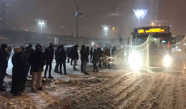 Yollar kapandı, yüzlerce vatandaş metrobüs duraklarında mahsur kaldı