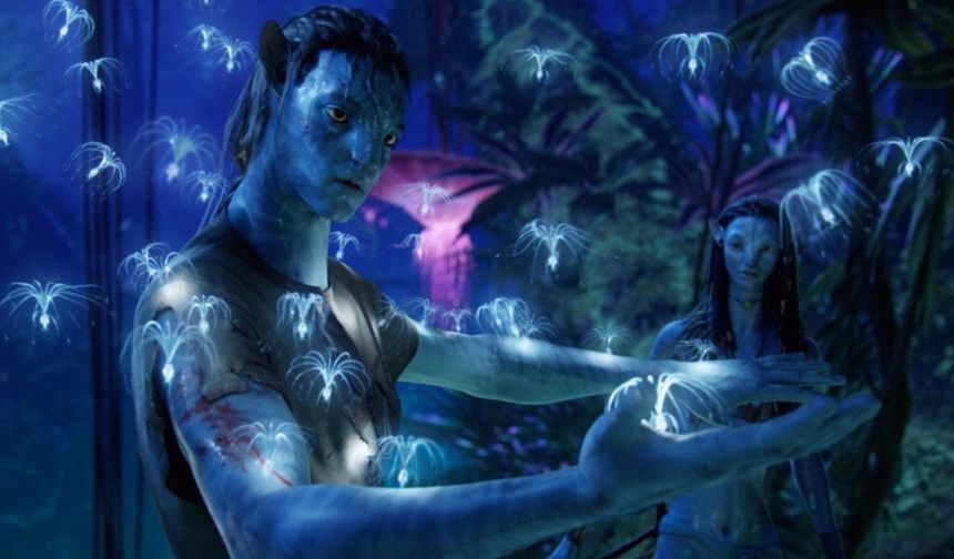 Yaklaşık 12 yıl önce vizyona giren ve ‘dünyanın en çok hasılat yapan filmi’ unvanına sahip olan Avatar, uzun süredir beklenen devam filmiyle beyazperdeye geri dönüyor. Dünya çapında büyük bir fenomen haline gelen Avatar’ın devam filmleriyle ilgili sürekli söylentiler çıksa da ertelenen çekimler ve değişen senaryo nedeniyle bir türlü net bir vizyon tarihi verilmemişti.