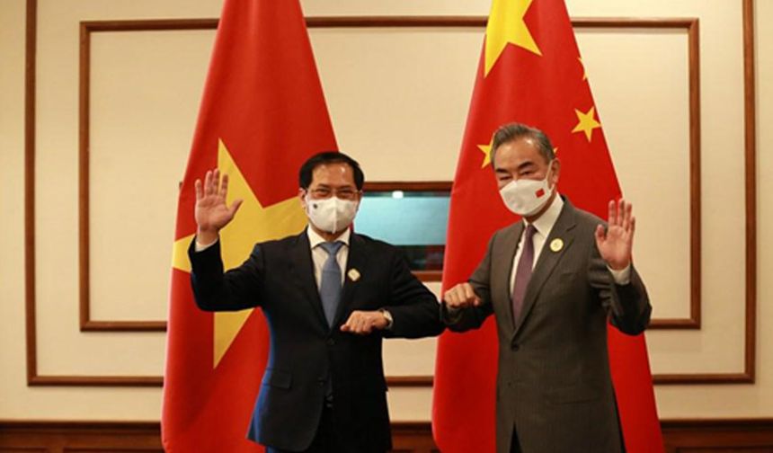 Çin Dışişleri Bakanı Wang, Vietnam Dışişleri Bakanı Bui Thanh Son ile bir araya geldi