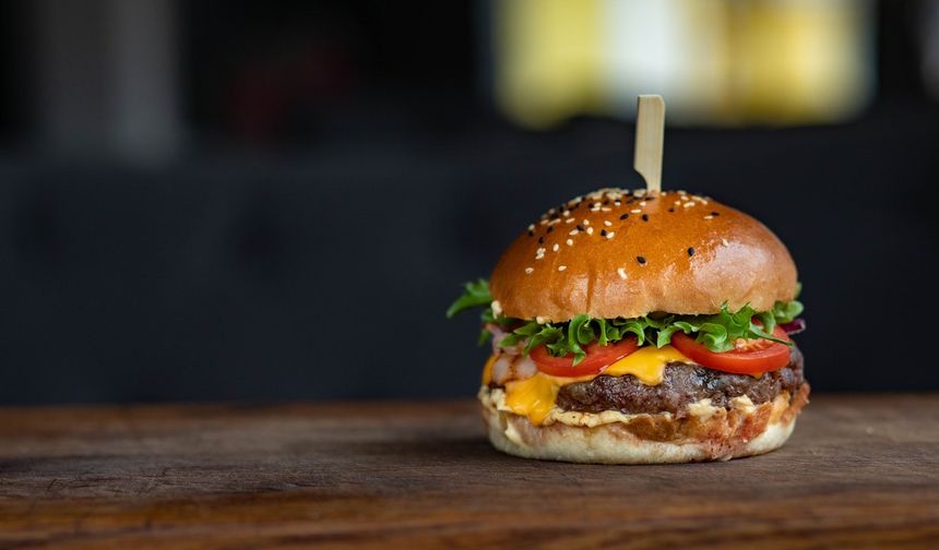 28 Haziran – 5 Temmuz 2022 tarihleri arasında gerçekleştirilen araştırmada Türkiye’de fast food ürünleri yeme alışkanlıkları incelendi. ‘Fast Foof Ürünleri Yeme Alışkanlığı’ araştırmasına bin 100 kişi katıldı.