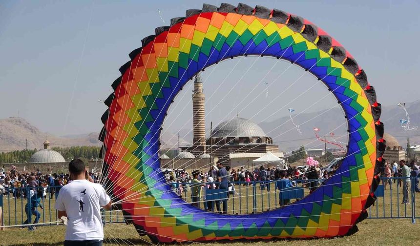 Van’da uçurtma şenliği renkli görüntüler oluşturdu