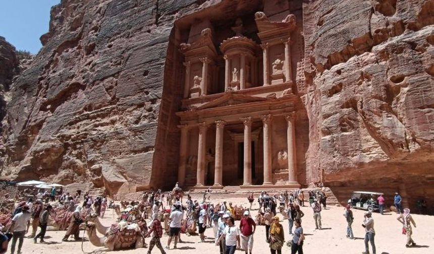 Petra antik kentinde sel nedeniyle yüzlerce turist tahliye edildi