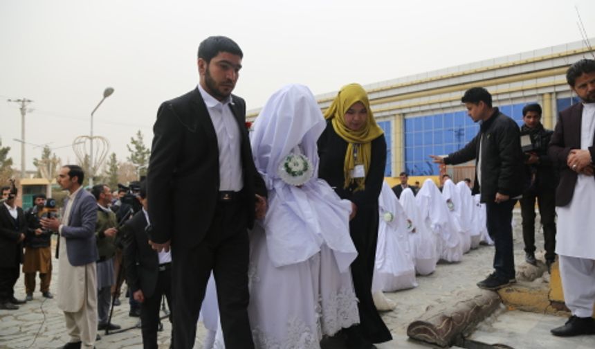 Afganistan'daki toplu nikah töreninde 28 çift evlendi