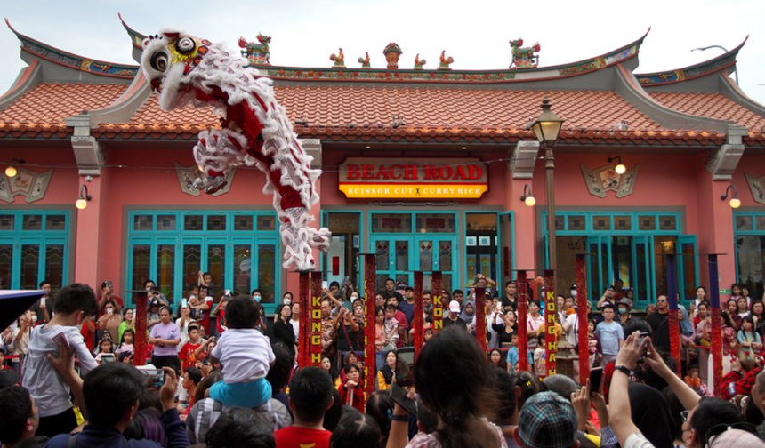 Cakarta'da fener festivali ışıltılı danslarla kutlandı