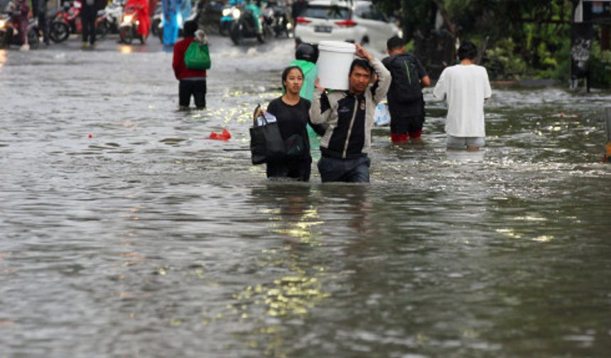 Çin Dışişleri Bakanı sel felaketi nedeniyle Endonezyalı mevkidaşına taziye mesajı gönderdi