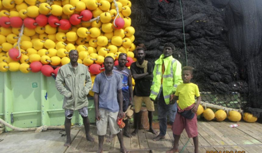 Güney Pasifik'te 37 gün boyunca sürüklenen 6 kişiyi Çin balıkçı gemisi kurtardı