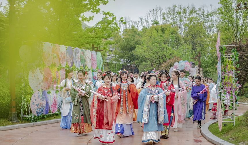 Geleneksel Çin kıyafeti “Hanfu” şık moda olarak yeniden canlanıyor