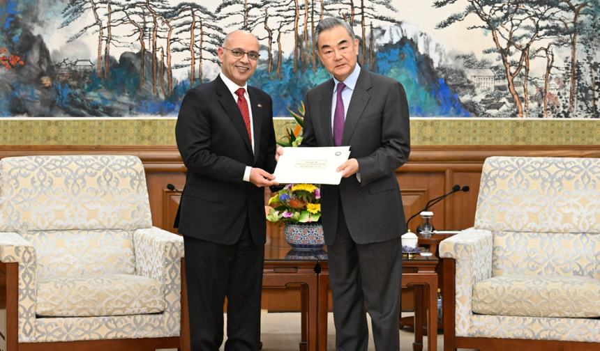 Çin Dışişleri Bakanı, Arap Birliği'nin Çin temsilciliğinin yeni başkanı ile bir araya geldi