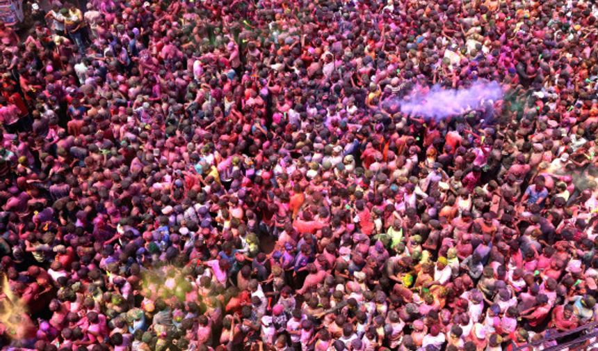 Hindistan'da Rang Panchami festivali renkli anlara sahne oldu