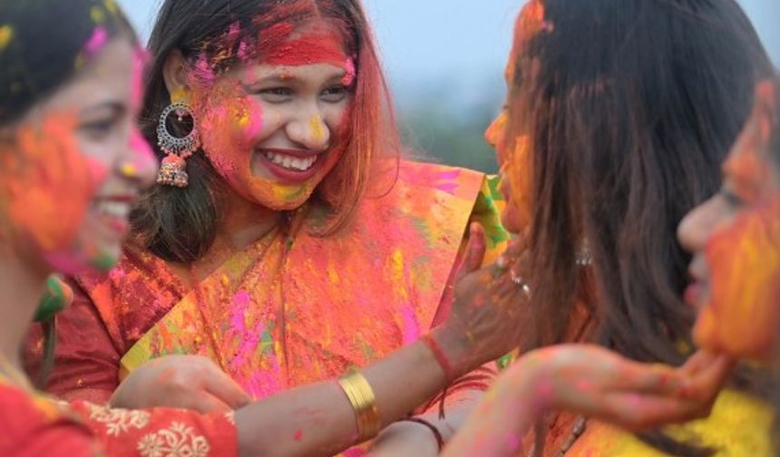 Hindistan'da renklerin festivali Holi coşkuyla kutlandı