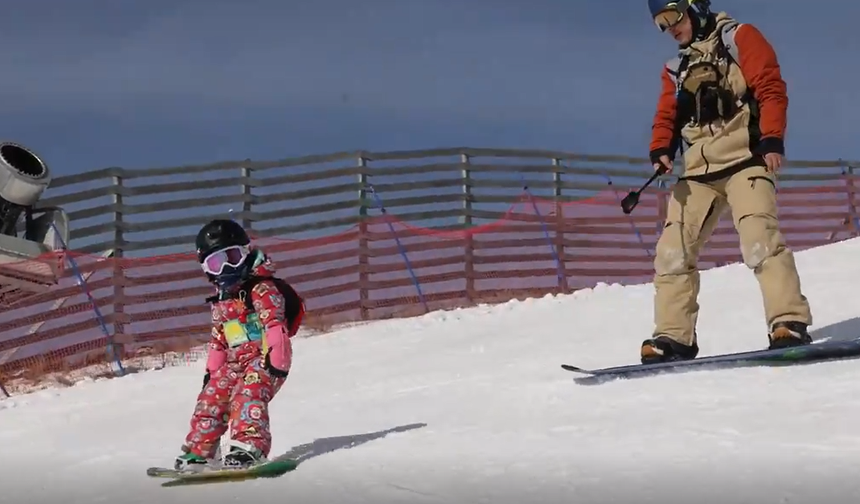 Çin’de üç yaşındaki Yuji’nin muhteşem snowboard becerileri hayran bırakıyor