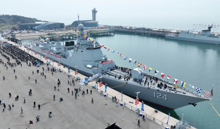 Çin Halk Kurtuluş Ordusu Donanması'nın kuruluş yıldönümünde gemiler halkın ziyaretine açıldı