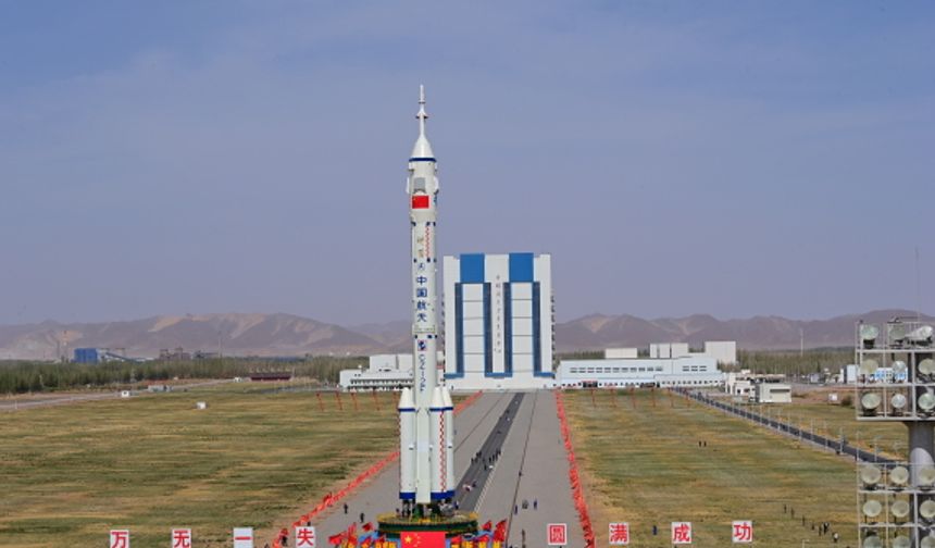Çin, Shenzhou-18 mürettebatlı uzay aracını fırlatmaya hazırlanıyor