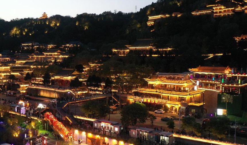 Çin'de İşçi Bayramı tatili öncesinde gece ekonomisi sayesinde turizm canlanıyor