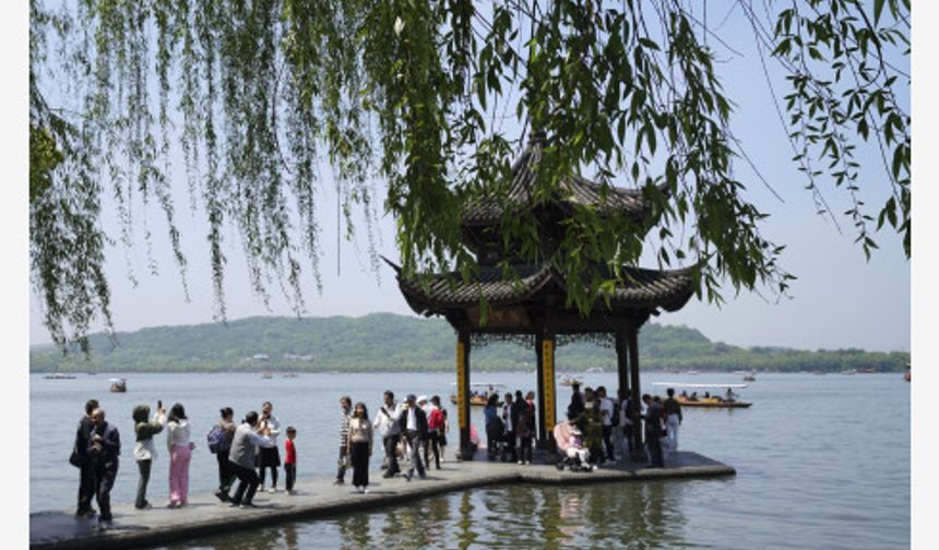 Çin'in Batı Gölü'nde baharın gelişiyle turist yoğunluğu yaşanıyor