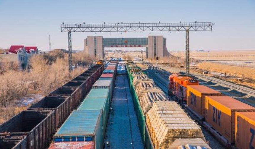 Çin'in Erenhot sınır limanından geçen Çin-Avrupa yük treni sayısı ilk çeyrekte yüzde 7,5 arttı