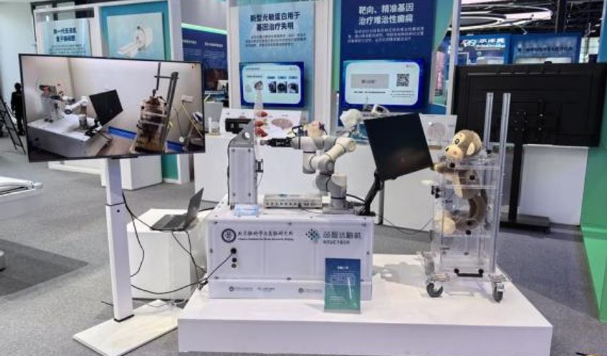 Çin'in yerli yapım beyin-makine arayüzü Zhongguancun Forumu'nda tanıtıldı
