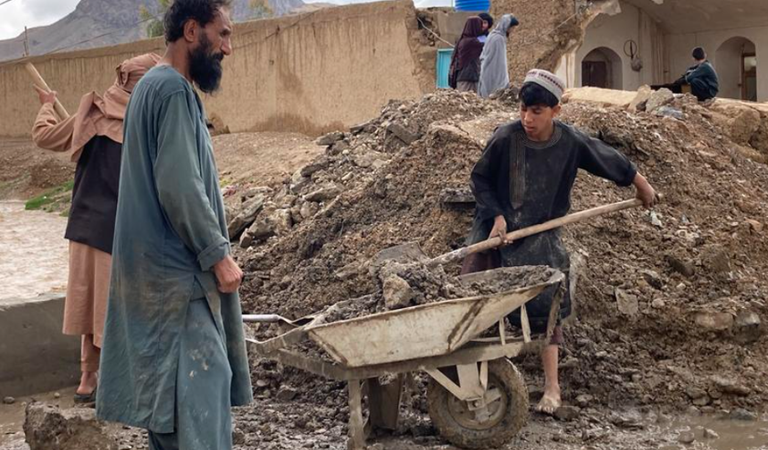 Afganistan'da seller can almaya devam ediyor