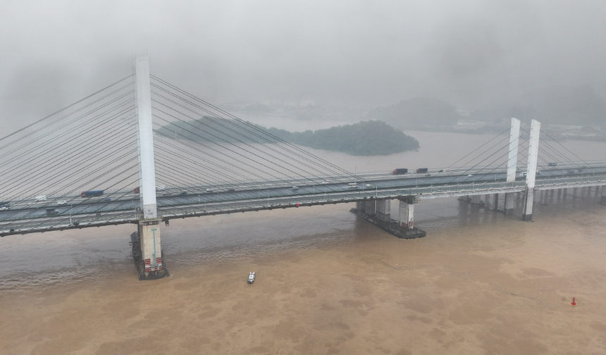 Çin'in Guangdong eyaletinde gemi köprüye çarptı: 4 kişi kayıp