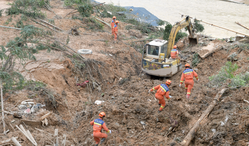 Çin'in güneyini vuran şiddetli yağışlar nedeniyle 4 kişi öldü