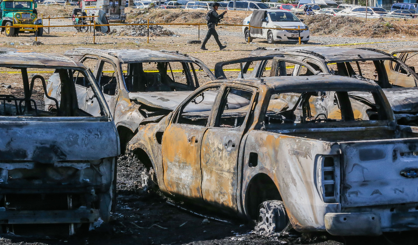 Filipinler'de havalimanında çıkan yangında çok sayıda araç küle döndü