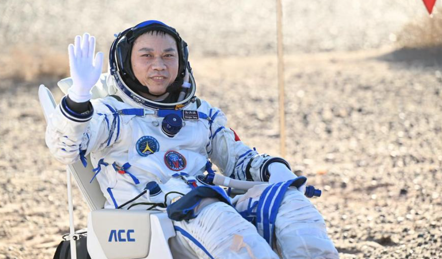 Çin'in Shenzhou-17 mürettebatı 6 aylık görevin ardından Dünya'ya döndü