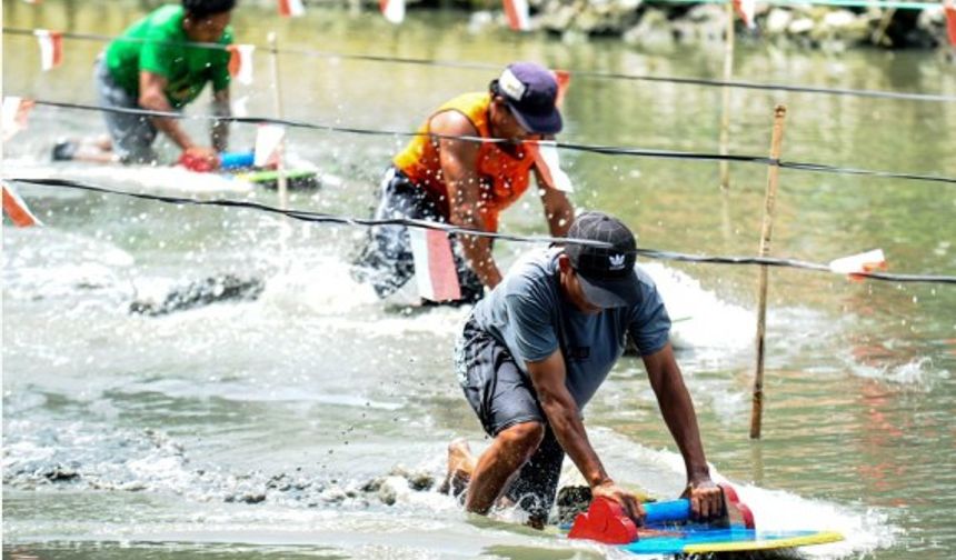 Endonezya'da geleneksel çamur sörfü yarışı renkli anlara sahne oldu