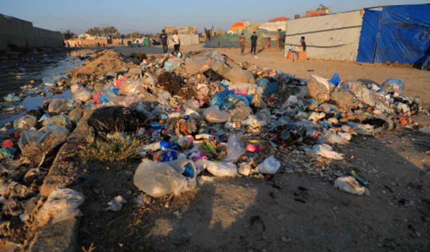 Gazze Şeridi'ndeki geçici kamplarda çöp yığınları oluştu