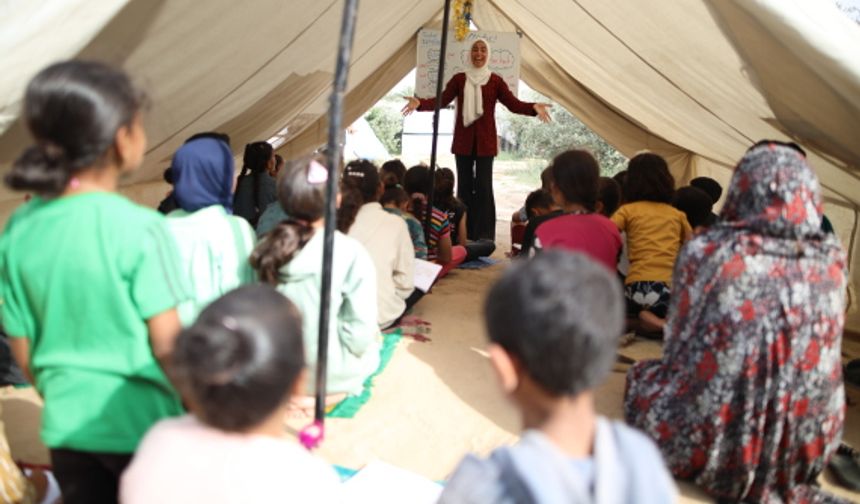 Gazze'de çocuklar çadır sınıflarda eğitim görüyor