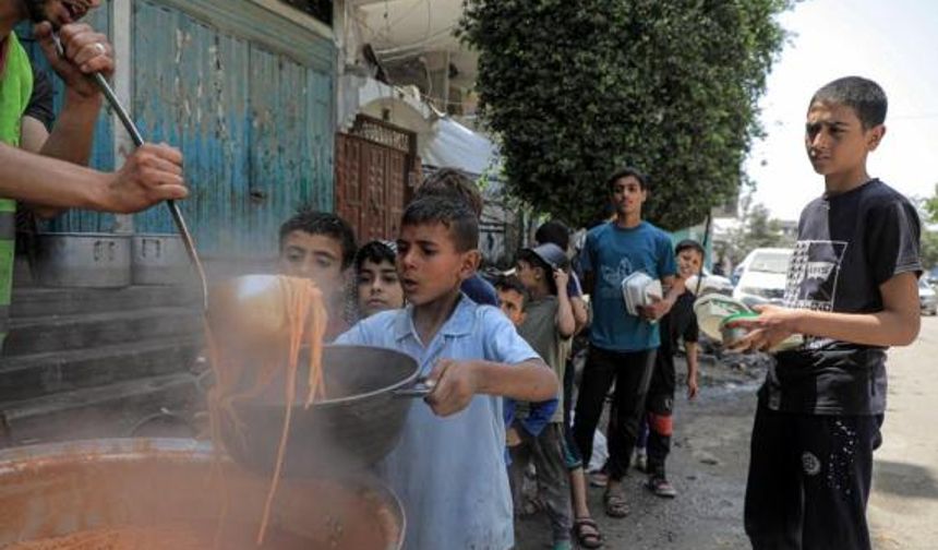 Gazze'deki yardım kuruluşları Filistinli çocuklara sıcak yemek dağıttı