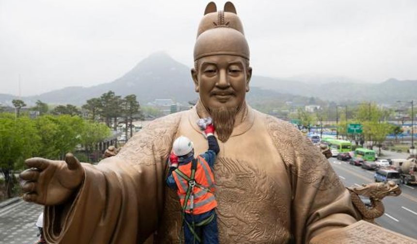 Güney Kore'deki Kral Sejong heykelinin yıllık temizliği yapıldı