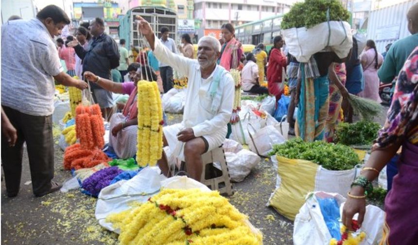 Hindistan'daki Ugadi Festivali arifesinde çiçek pazarları hareketlendi