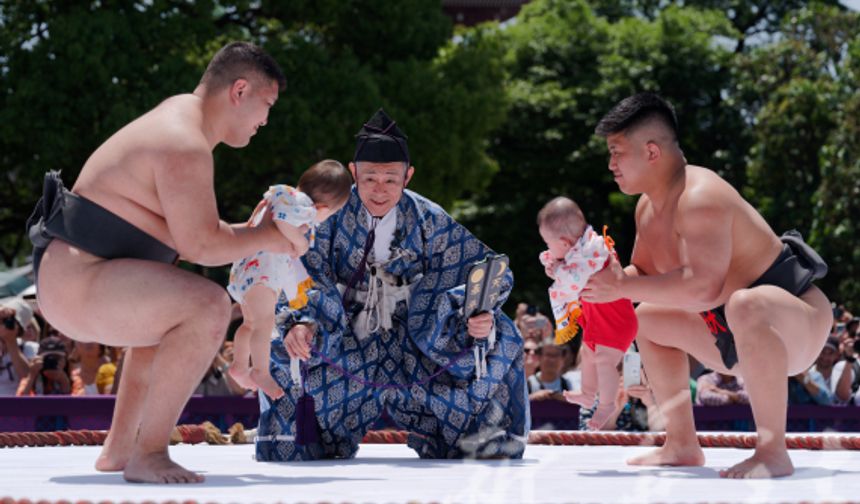 Japonya'da ağlayan bebek sumo yarışması ilginç anlara sahne oldu
