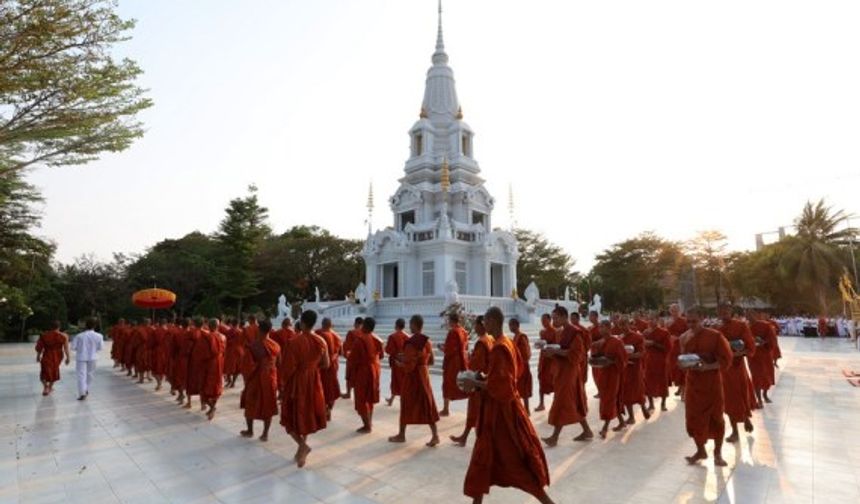 Kamboçya'daki Yeni Yıl kutlamalarında Buda heykeli yıkama töreni düzenlendi