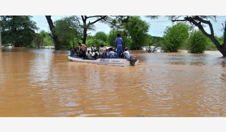 Kenya'daki yaban hayatı koruma alanında sel nedeniyle mahsur kalan turistler tahliye edildi