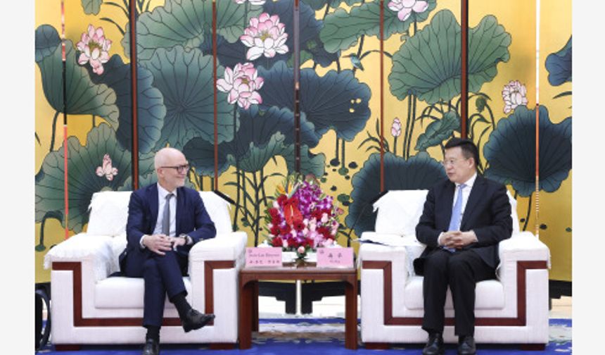 Xinhua Başkanı Fu Hua, Le Figaro'nun genel müdür yardımcısıyla görüştü