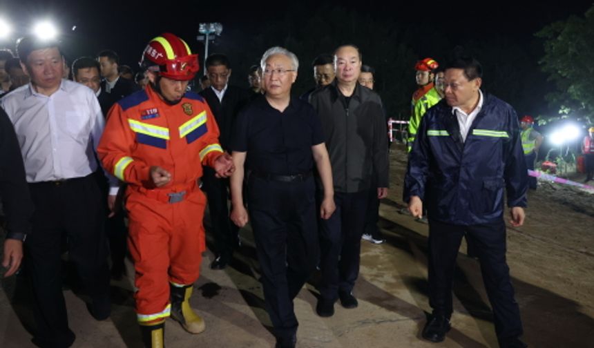 Çin Başbakan Yardımcısı Zhang, Guangdong'da çöken otoyoldaki çalışmalara kılavuzluk etti