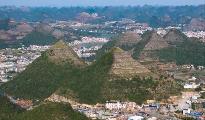 Çin'de piramit şeklindeki dağlar turistlerin ilgi odağı oldu