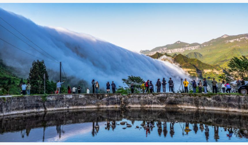 Çin'deki Jinfo Dağı'nda bulutlar turistlerin ilgi odağı oldu