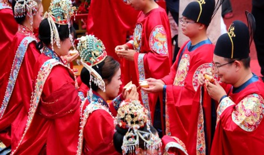 Çin'in Shiyan kentinde gelin ve damatlar geleneksel kıyafetlerle toplu düğün yaptı