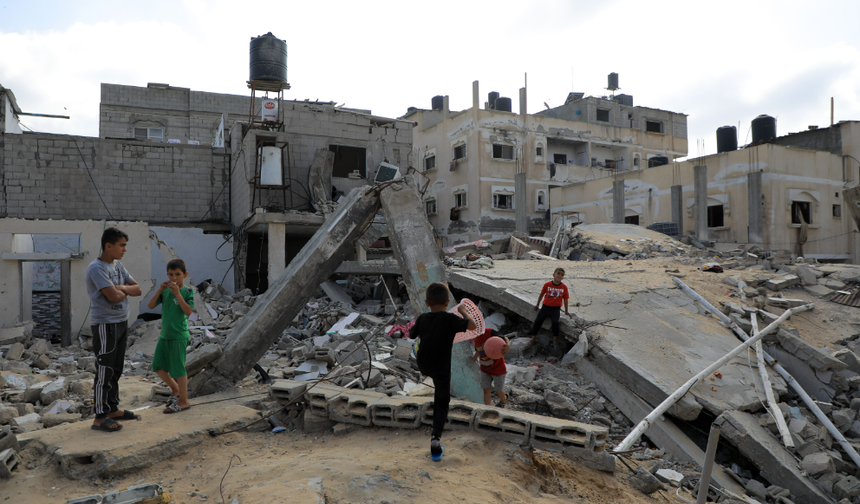 Filistinli çocuklar oyunlarını moloz yığınları arasında oynuyor