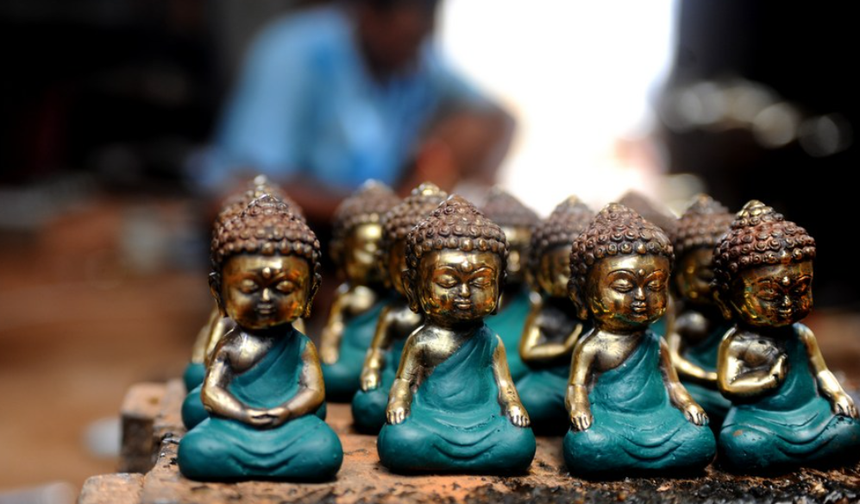 Endonezyalı zanaatkarlar, ince işçilikle pirinçten minyatür Buda heykelleri üretiyor