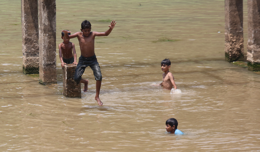 Bangladeş'te aşırı sıcaklar rekor kırdı