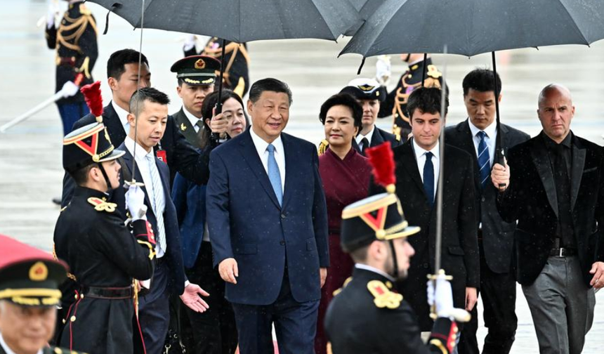 Xi, Fransa'ya resmi ziyaret gerçekleştirmek üzere Paris'e gitti
