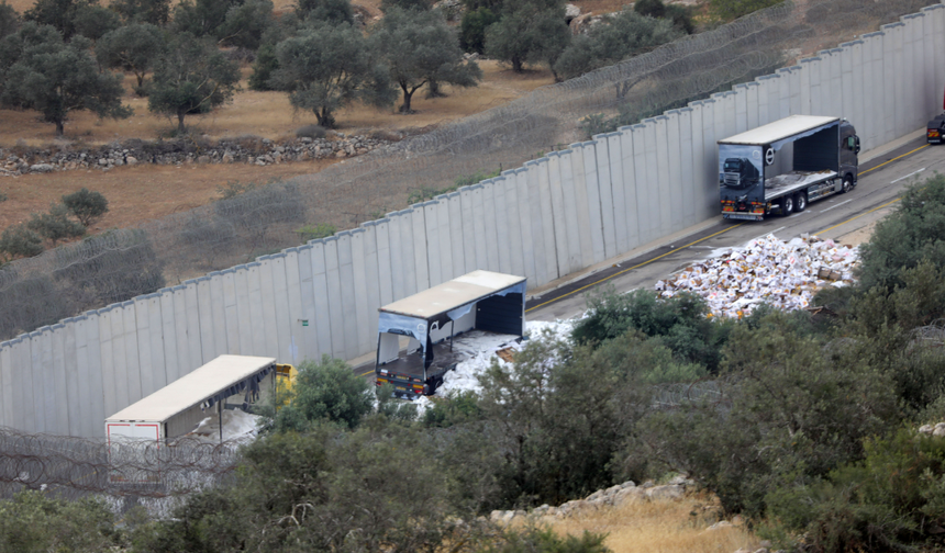 İsrailli yerleşimciler Gazze'ye yardım taşıyan kamyonları tahrip etti
