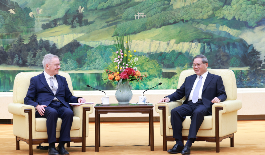 Çin Başbakanı Li, İngiliz heyetle görüştü